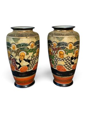 deux vases posés côte à côte sur une surface blanche