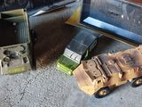 un camion jouet posé à côté d'une boîte
