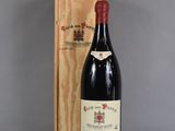 une bouteille de vin posée à côté d'une caisse en bois