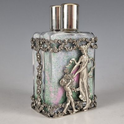 une bouteille en verre sur laquelle figurent les portraits d'une femme et d'un homme