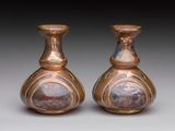 deux vases posés côte à côte sur une table