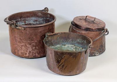 trois pots posés les uns à côté des autres sur une table