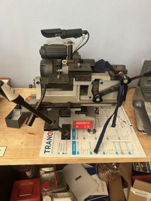 une machine posée sur une table