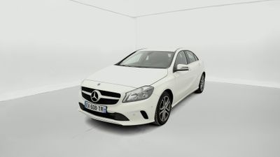 une voiture blanche dans une pièce blanche au sol blanc