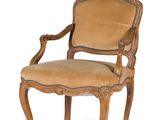une image représentant une chaise en bois dont l'assise est recouverte d'un tissu beige