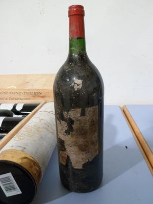une bouteille de vin à côté d'une paire de baguettes
