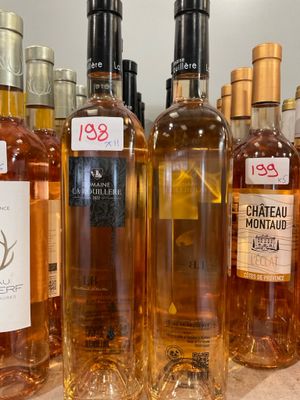 plusieurs bouteilles de vin sont alignées sur un comptoir