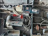 une boîte à outils contenant des outils, posée sur le sol