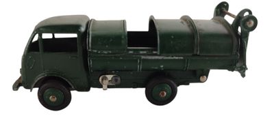 un petit camion jouet vert posé sur une surface blanche
