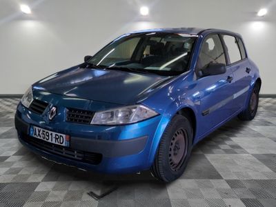 la photo d'une voiture bleue garée dans un garage
