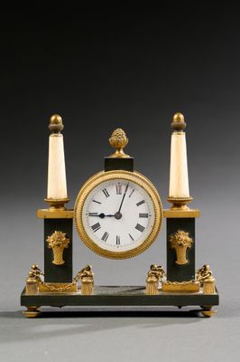 une horloge posée sur une table