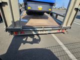 un camion avec une remorque attelée à l'arrière