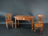 deux chaises en bois et une table avec un tiroir