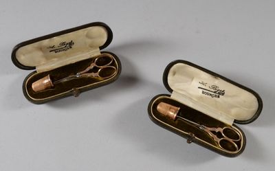 deux paires de ciseaux dans un étui posé sur une table