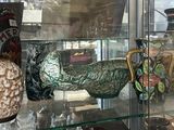 de nombreux vases exposés dans une vitrine