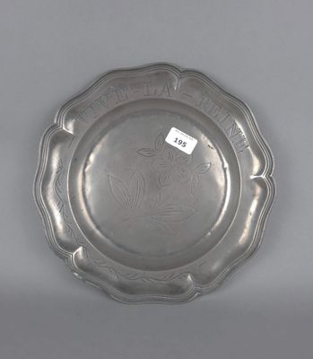 une assiette en argent ornée d'un motif floral sur le bord