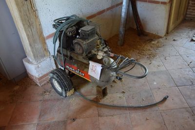 a machine that is sitting on the floor in a room