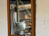 un miroir accroché à un mur de briques au-dessus d'un lavabo