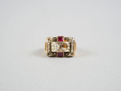 un gros plan d'une bague en or sertie d'un diamant et d'un rubis