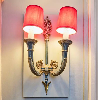 Paire d'appliques en métal laqué vert et doré éclairant à de…