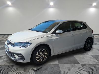 une Volkswagen e-Golf blanche garée sur un sol à damier