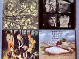 Trois des meilleurs albums des Beatles figurent sur une surface bleue