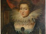 portrait d'une femme en robe noire avec un col à volants blancs