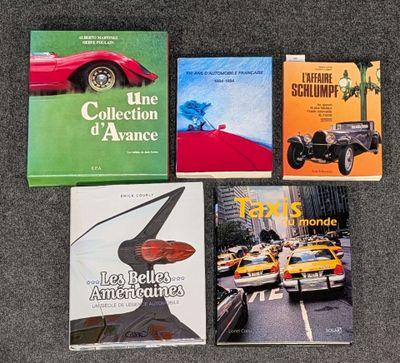 trois livres posés sur une table, avec une voiture rouge et une voiture jaune