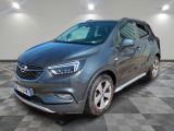 Le SUV Buick gris est garé sur un sol à damier