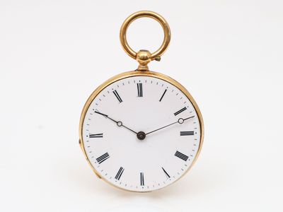 une image d'une montre de poche en or avec des chiffres romains sur le cadran