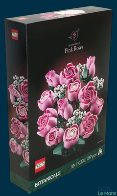 une boîte contenant un bouquet de roses roses