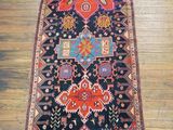 un grand tapis posé sur un parquet dans une pièce