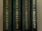 trois livres sont empilés les uns sur les autres sur une étagère