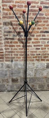 une photo d'un porte-manteau devant un mur en briques