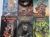 Six livres consacrés à World of Warcraft sont alignés sur une table