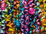 Des banderoles multicolores sont disposées sur une table