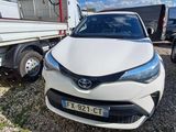La Toyota Corollant est garée à côté d'un camion et d'une remorque