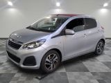 la petite voiture argentée est garée dans une pièce au sol en damier