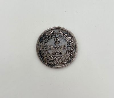 une pièce d'argent sur laquelle figure le chiffre 2