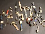 plusieurs types de montres sur la table
