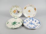trois assiettes à motifs différents posées sur une table