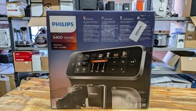 emballage d'un appareil photo numérique Philips posé sur une table dans un magasin