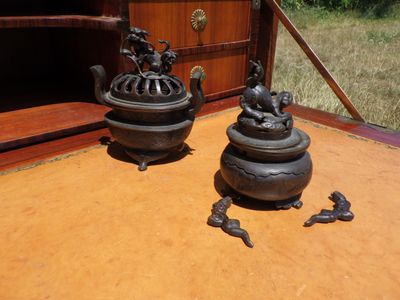 deux pots posés sur une table au milieu de la pièce