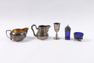 trois objets en verre argenté et bleu sont posés sur une surface blanche