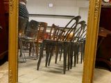 un miroir posé par terre devant une table