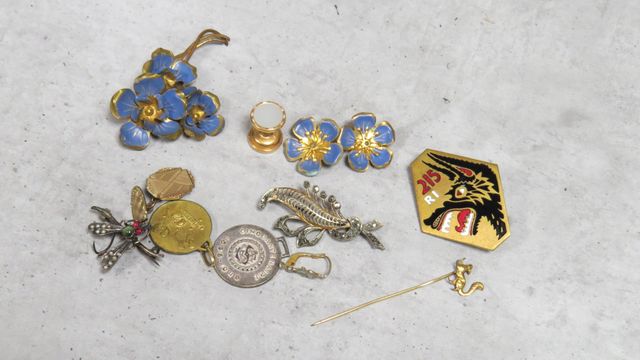 Un ensemble de bijoux fantaisies. Joint un bouton de manchette no...