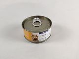 une boîte de nourriture pour chat ouverte posée sur une table blanche