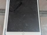 une tablette posée sur une table en verre