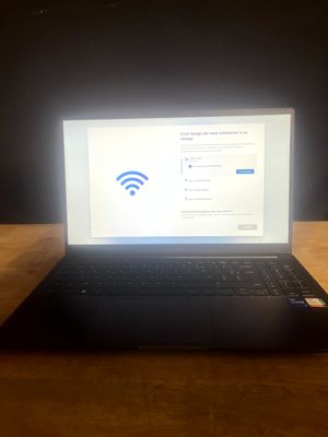 un ordinateur portable posé sur une table, avec le symbole Wi-Fi affiché à l'écran