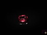 gros plan d'un diamant rouge sur une surface noire